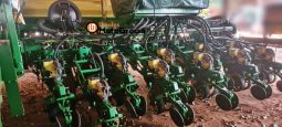 PLANTADEIRA JOHN DEERE 2122 COM 20 LINHAS DE 0,45 CM completo