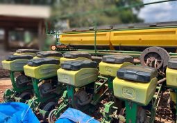 PLANTADEIRA JOHN DEERE 2113 COM 13 LINHAS DE 0,45 CM completo