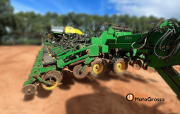 CONJUNTO TRATOR JOHN DEERE 8335 + PLANTADEIRA JOHN DEERE DB 74 – 59 LINHAS completo