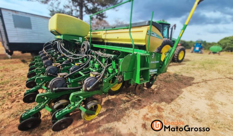 CONJUNTO JOHN DEERE – TRATOR 6145J + PLANTADEIRA CCS 2113 – 13 LINHAS 45 CM completo