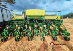 CONJUNTO JOHN DEERE – TRATOR 6145J + PLANTADEIRA CCS 2113 – 13 LINHAS 45 CM completo