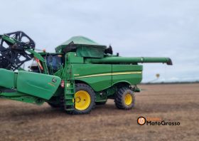 COLHEITADEIRA DE GRÃOS JOHN DEERE S670 – 40 PES DRAPPER COM PILOTO, RECEPTOR STAR FIRE 3000