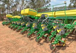 PLANTADEIRA JOHN DEERE 2130 – 30 LINHAS DE 50CM JATO NO SULCO DISCO DE CORTE E GUILHOTINA completo