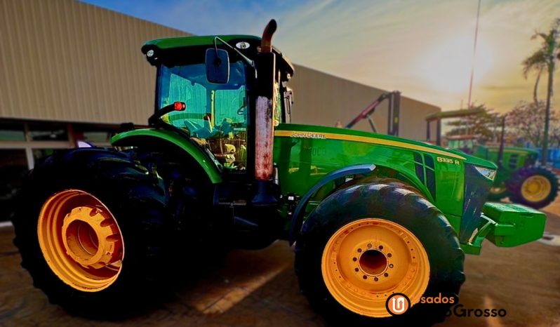 TRATOR JOHN DEERE 8335R – COM PILOTO E GPS, FILIPADO DIANTEIRO/ TRASEIRO completo